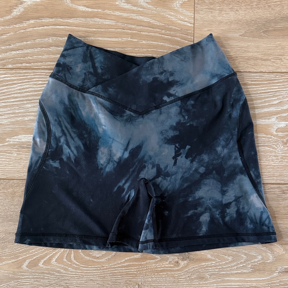 Alphalete Women's Blue Tie-Dye Bike Shorts